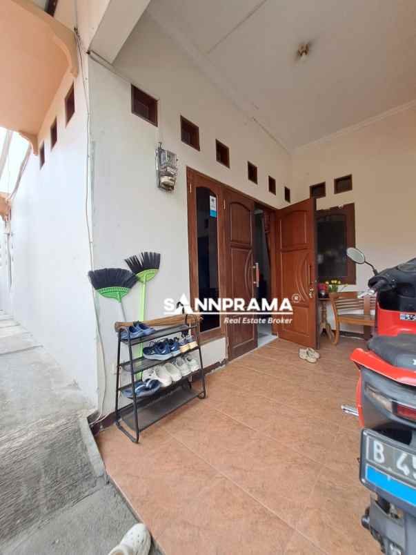 rumah second siap huni strategis di tanah baru depok