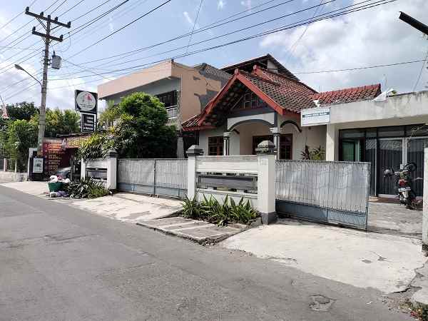 rumah strategis bonus kos kosan di belakang monjali