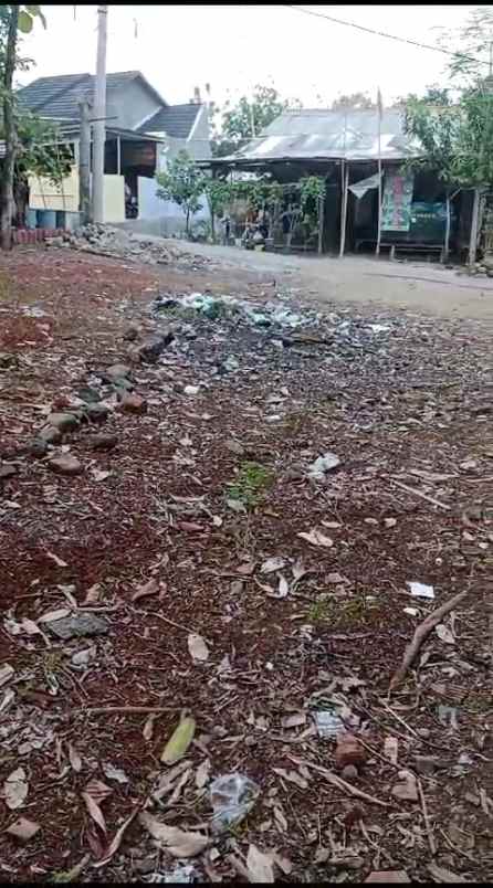 tanah rata dan padat tengah pemukiman