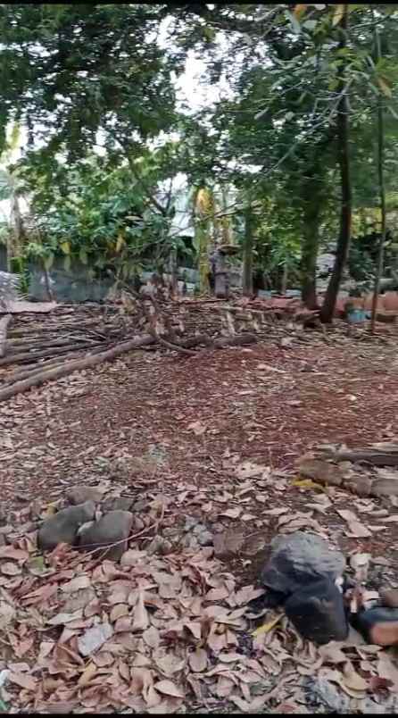 tanah rata dan padat tengah pemukiman