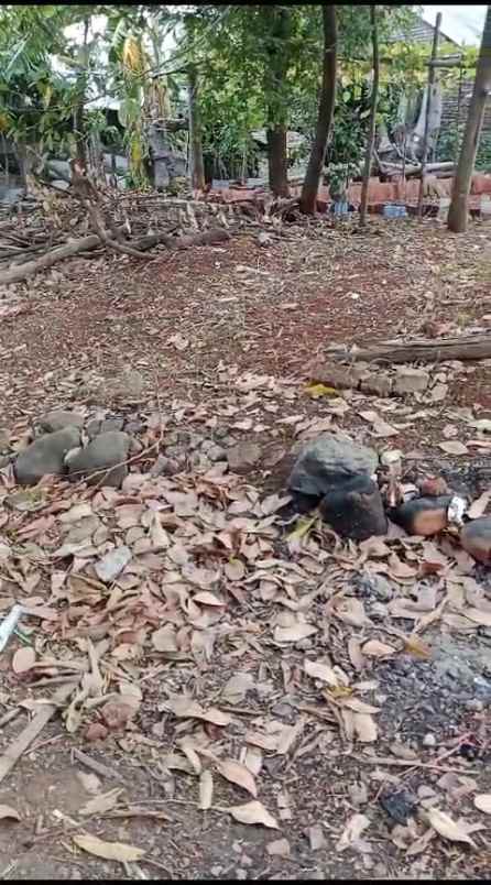 tanah rata dan padat tengah pemukiman