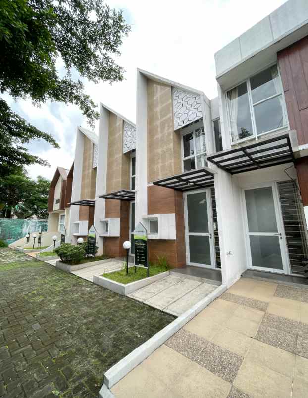 townhouse keren siap huni berhadiah banyak