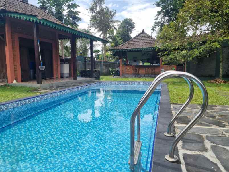 villa asri di turi ada solar panel dan kolam renang