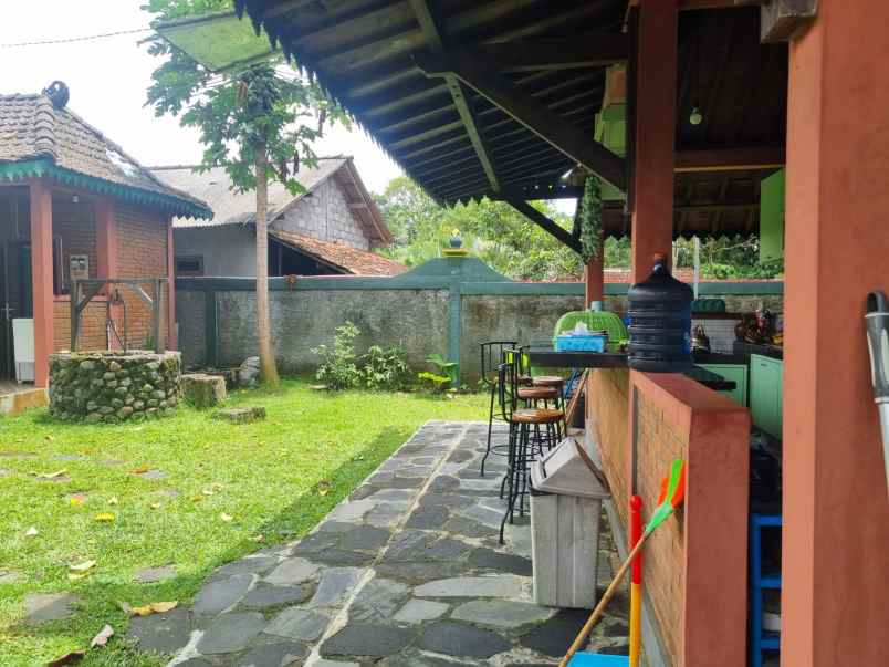 villa asri di turi ada solar panel dan kolam renang