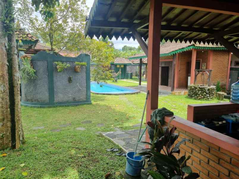 villa asri di turi ada solar panel dan kolam renang