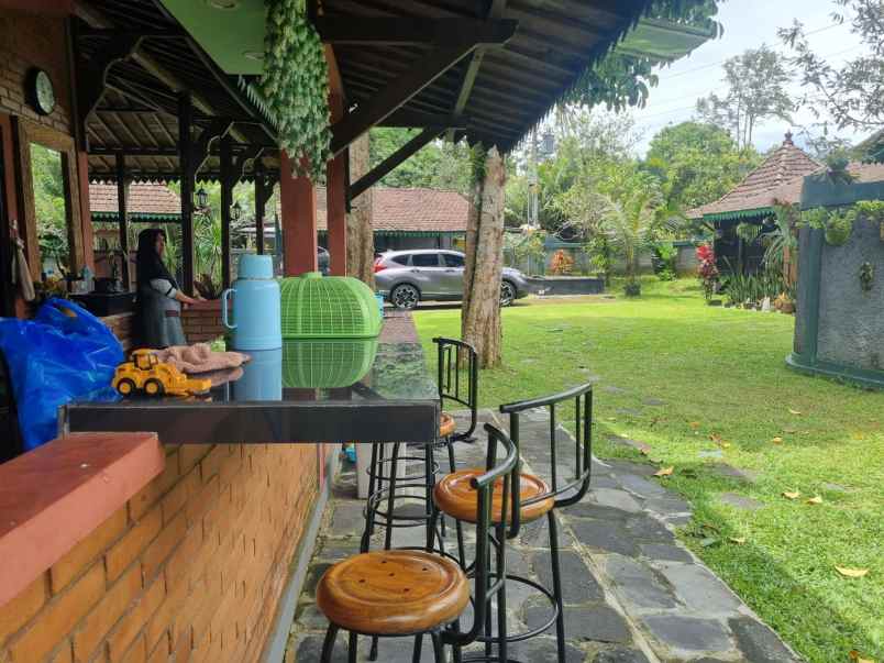 villa asri di turi ada solar panel dan kolam renang