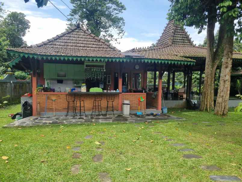villa asri di turi ada solar panel dan kolam renang