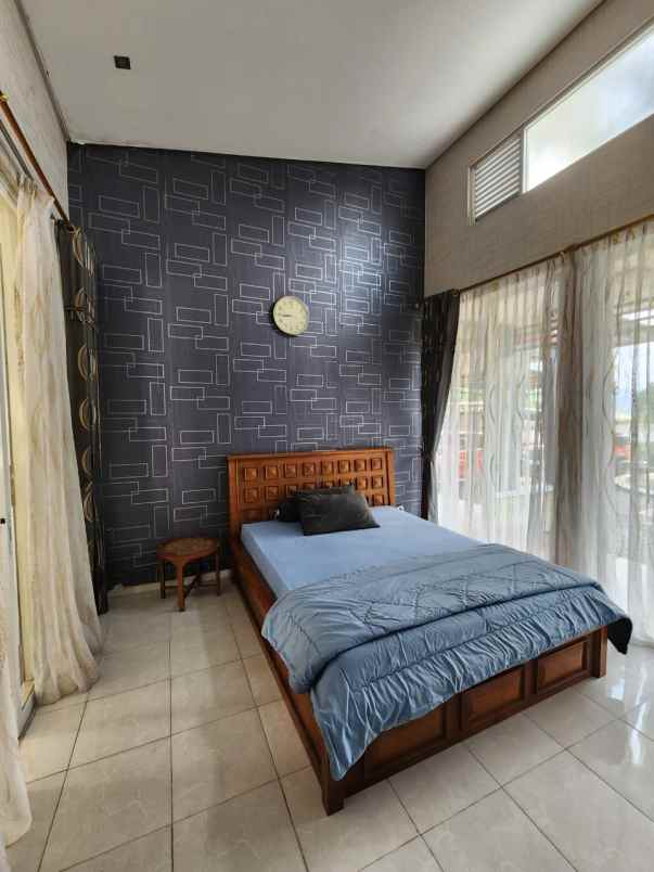 villa luas di samping istana cipanas