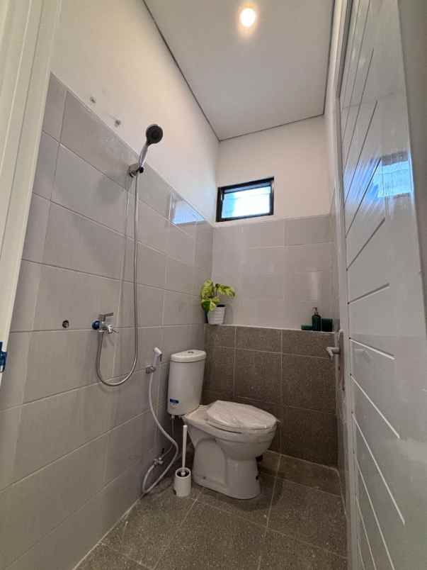 cuma 1 km an ke stasiun rumah mewah murah di depok