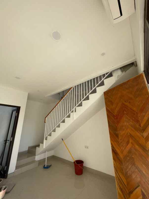 cuma 1 km an ke stasiun rumah mewah murah di depok