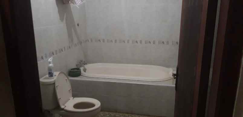 dijual 2 rumah jadi satu di raffles hills cibubur