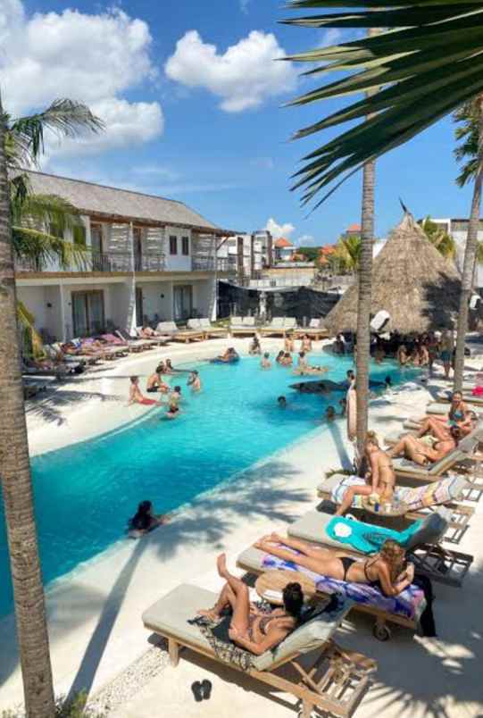 dijual hotel pantai batu bolong