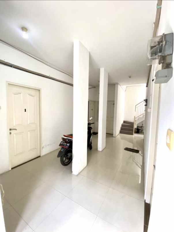 dijual kost jl siwalankerto timur