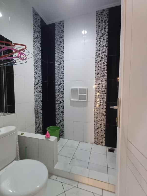 dijual rumah 2 lantai di pesona alam jagakarsa jaksel