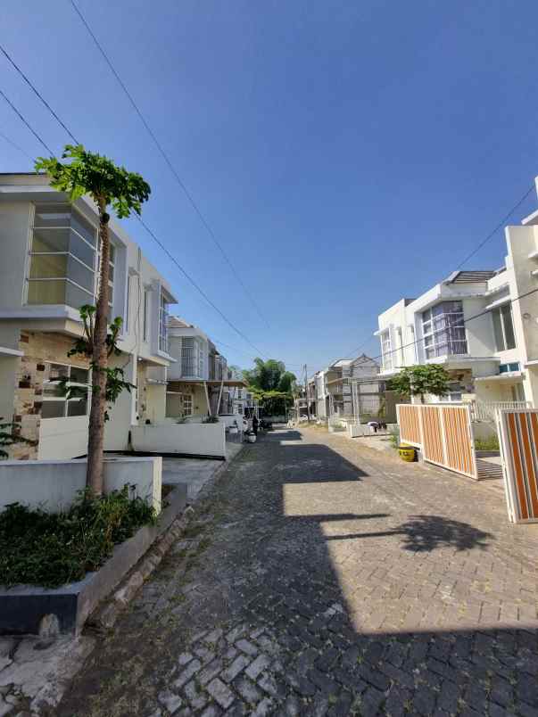 dijual rumah baru dan terawat belakang umm malang