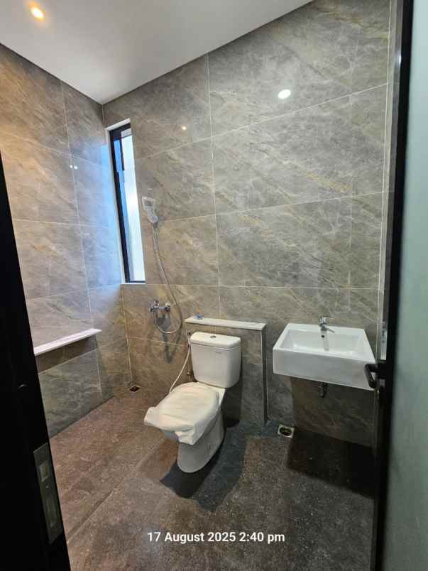 dijual rumah baru gress northwest lake surabaya