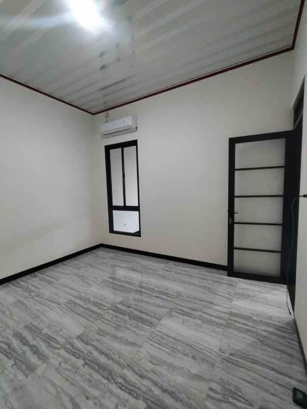 dijual rumah candi penataran manyaran