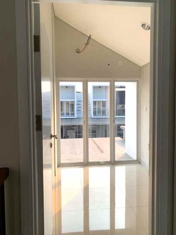 dijual rumah cluster yarra jgc jakarta