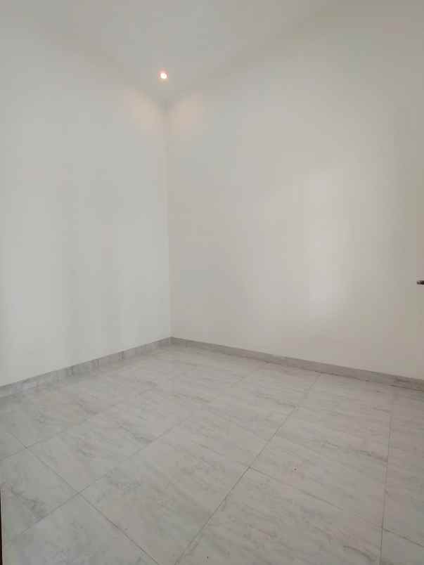 dijual rumah condet balekambang