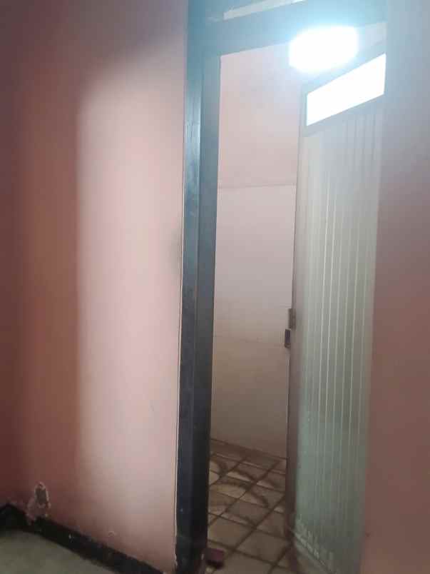 dijual rumah dan toko beserta semua isinya