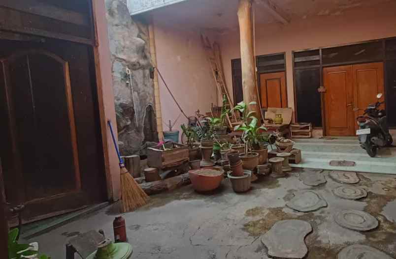 dijual rumah dan toko beserta semua isinya