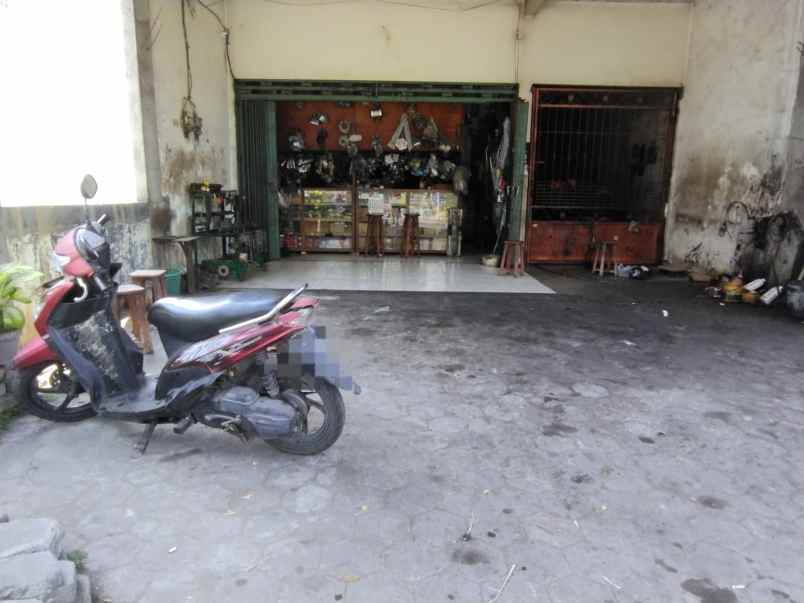 dijual rumah dan toko beserta semua isinya