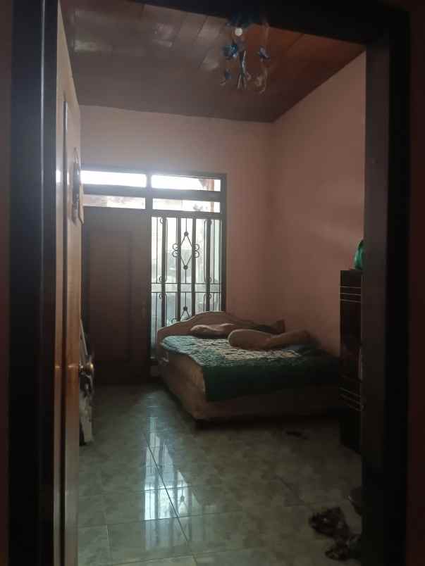 dijual rumah dan toko beserta semua isinya