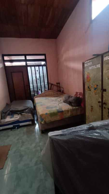dijual rumah dan toko beserta semua isinya