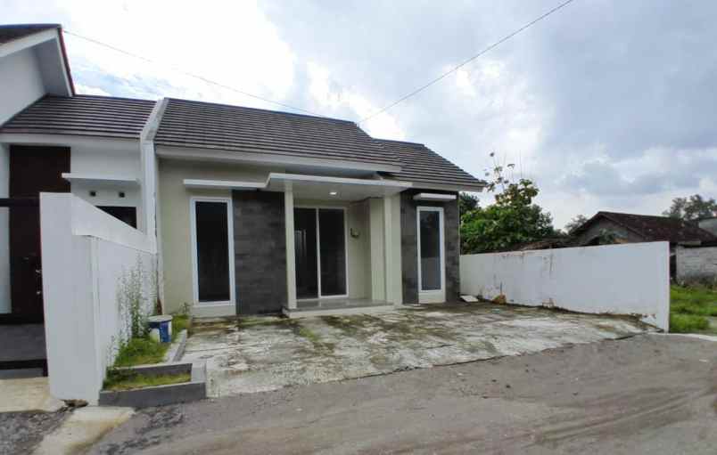 dijual rumah dekat purwomartani