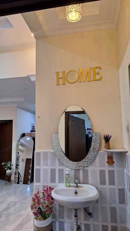 dijual rumah di cluster aralia harapan indah 2