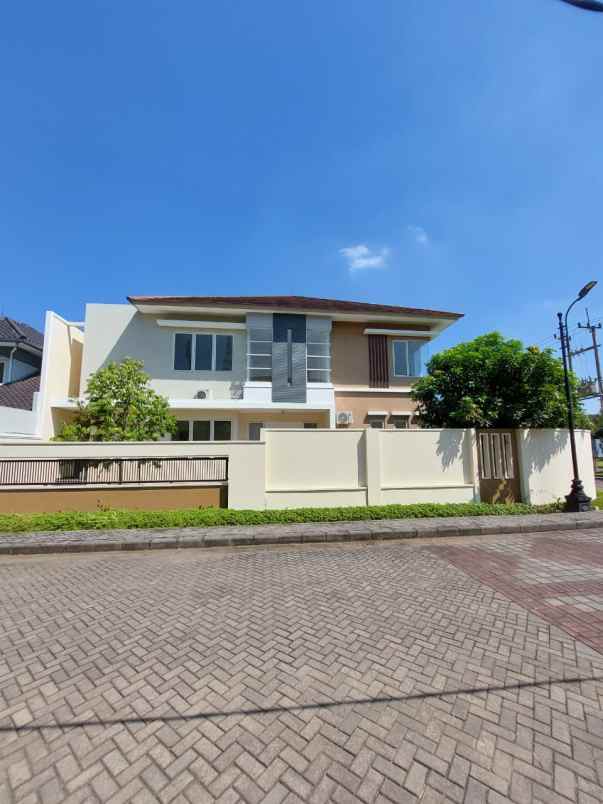dijual rumah dian istana