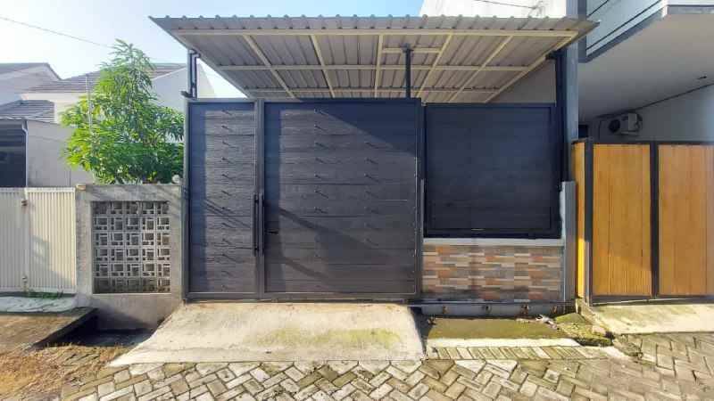 dijual rumah graha sukolilo regency