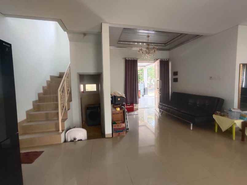 dijual rumah hook bergaya eropa di karawang barat