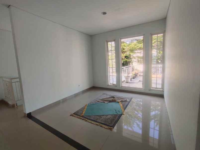 dijual rumah hook bergaya eropa di karawang barat