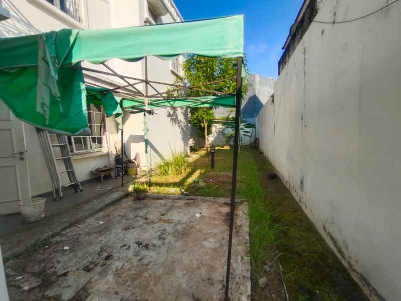 dijual rumah hook bergaya eropa di karawang barat