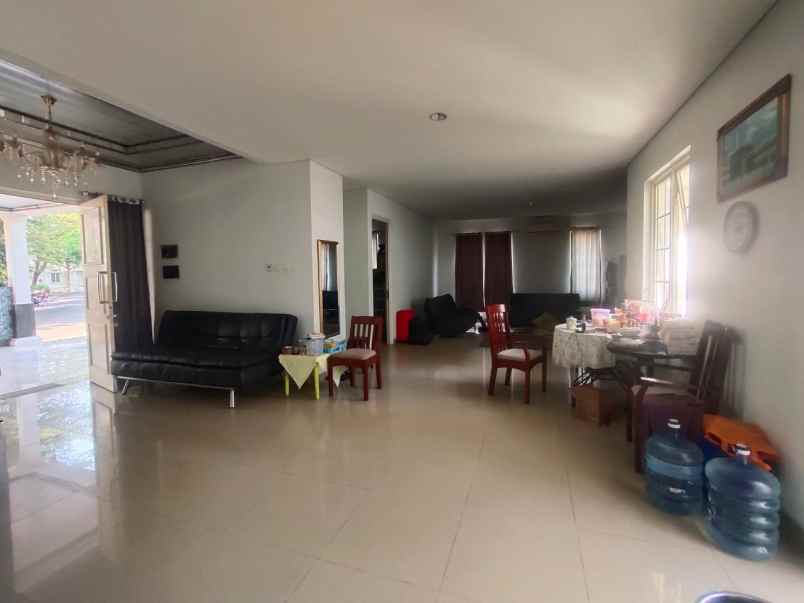 dijual rumah hook bergaya eropa di karawang barat