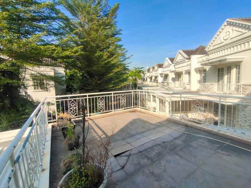 dijual rumah hook bergaya eropa di karawang barat
