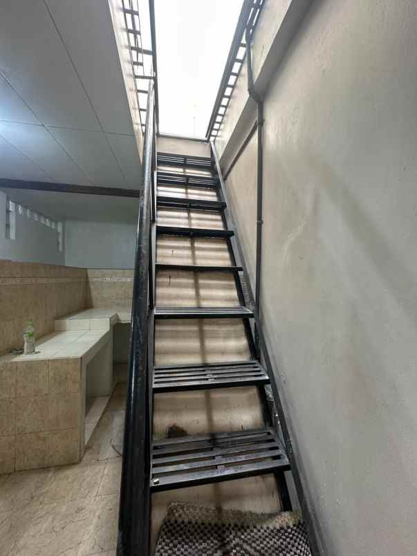 dijual rumah hook di cengkir kelapa gading row 3 mobil