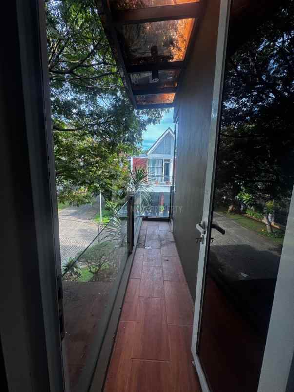 dijual rumah hook semi furnished di discovery bintaro