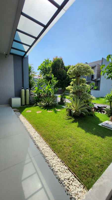 dijual rumah jalan pakuwon indah