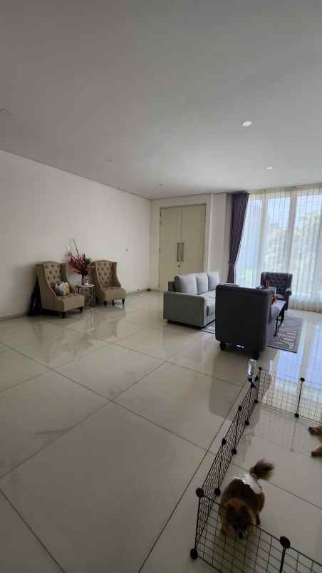 dijual rumah jalan pakuwon indah