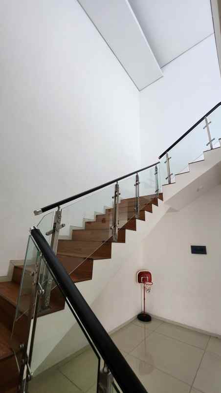 dijual rumah jalan pakuwon indah