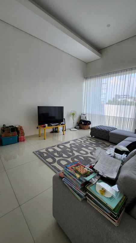 dijual rumah jalan pakuwon indah