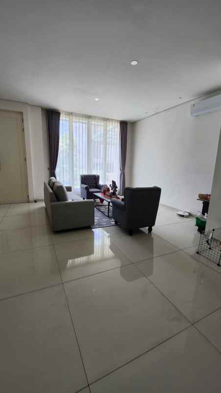 dijual rumah jalan pakuwon indah