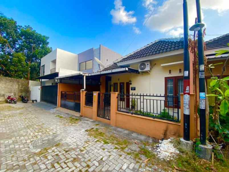 dijual rumah jalan raya lempongsari