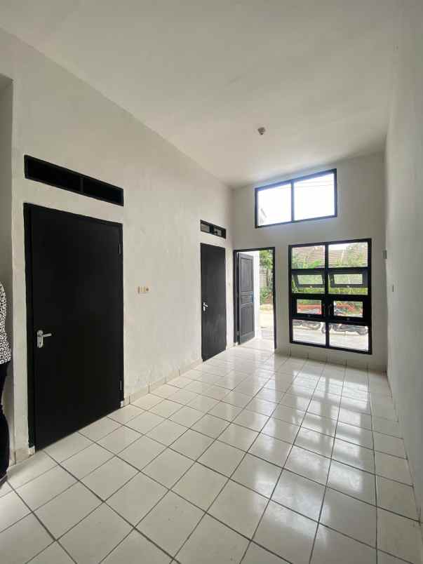 dijual rumah jalan raya megu cisoka
