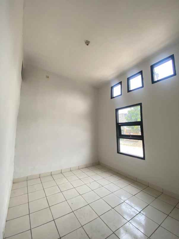 dijual rumah jalan raya megu cisoka