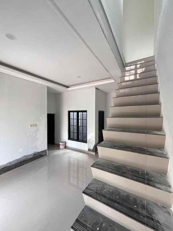 dijual rumah jalan woltermonginsidi