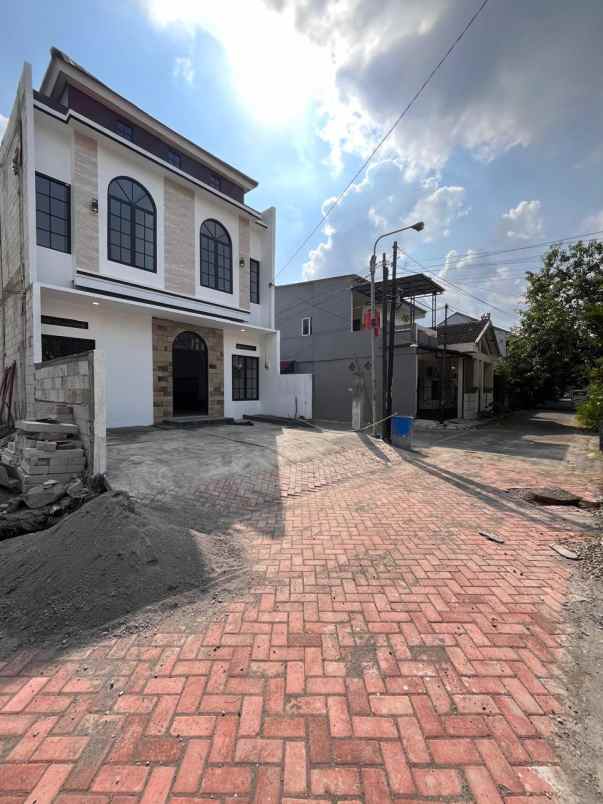 dijual rumah jalan woltermonginsidi