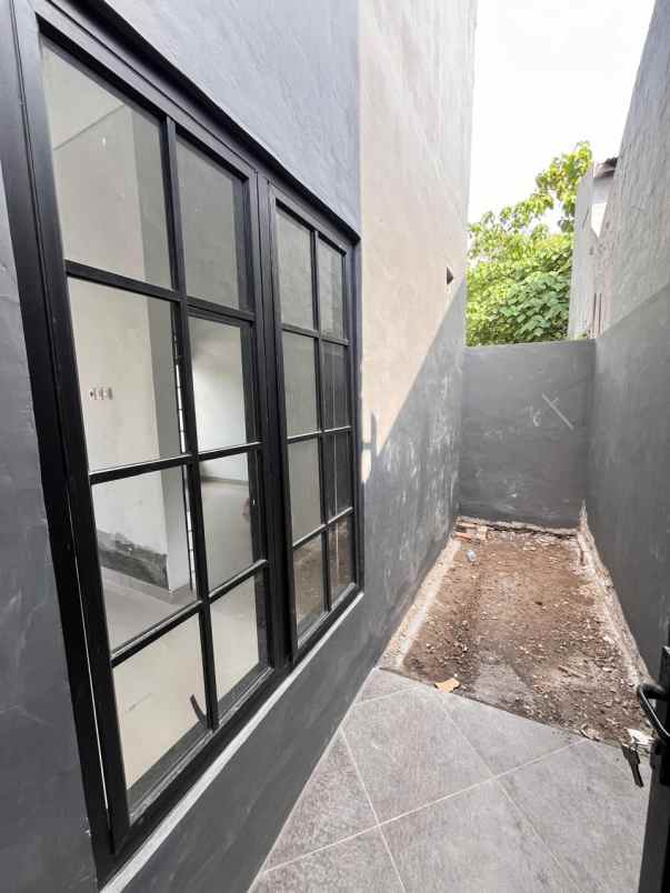 dijual rumah jalan woltermonginsidi